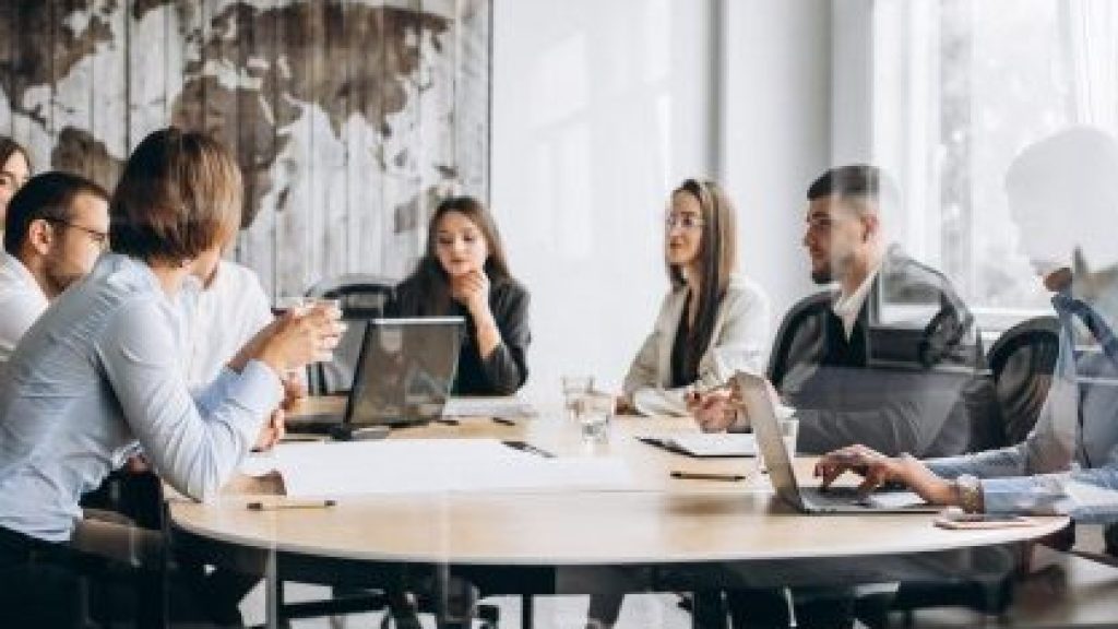 grupo-de-pessoas-trabalhando-no-plano-de-negocios-em-um-escritorio_1303-15773